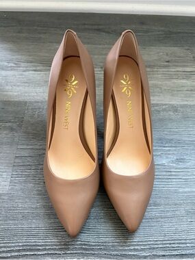 Nine West Nude/Beige Pointed-Toe Leather Pumps. Size 7.5
NWOT